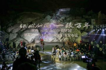 年年有余/旦月阁珍藏宋龙泉窑粉青塑贴双鱼莲瓣纹洗