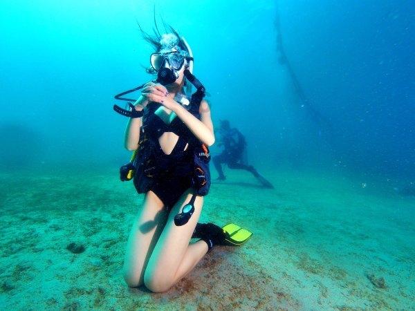 外籍男子疑当街骚扰妇女，被其当场反击狠扇耳光！女性出门在外如何自保？游戏画面